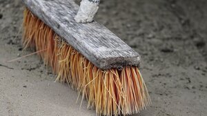 Μάζευαν τα σκουπίδια από τους κάδους, σκούπιζαν και όσα έπεφταν στον δρόμο!