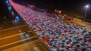 Απίστευτες εικόνες από την Κίνα: Το μεγαλύτερο μποτιλιάρισμα όλων των εποχών, αυτοκίνητα κολλημένα στην κίνηση έως και 24 ώρες!