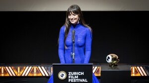 «A Tree Is Blue»: Η Ντακότα Τζόνσον στη σκηνοθετική καρέκλα