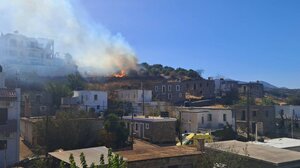 Φωτιά - μια «ανάσα» από σπίτια στα Ανώγεια (photos)