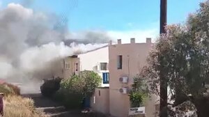 Στις φλόγες ενοικιαζόμενα δωμάτια και ταβέρνα στο Λέντα - Μεγάλη κινητοποίηση της πυροσβεστικής - Φωτογραφίες και βίντεο