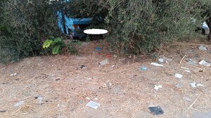 "Αδέσποτα, εγκαταλελειμμένα οχήματα, σκουπίδια στο άμοιρο πάρκο Ερυθραίας"