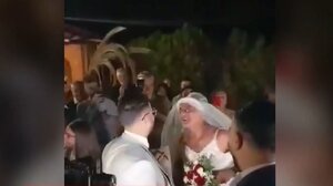 Ο πεθερός έκανε είσοδο... με νυφικό σε γάμο στις Μαλάδες! (βίντεο)