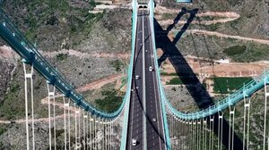 Η Κίνα εγκαινιάζει επίσημα την ψηλότερη γέφυρα στον κόσμο - Βίντεο