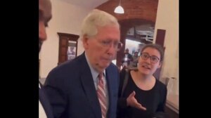 Κατέρρευσε ο Μιτς ΜακΚόννελ μέσα στο Καπιτώλιο - Δείτε βίντεο