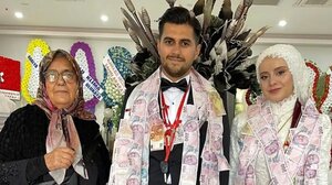 Τουρκία: Γιαγιά «χρύσωσε» τον εγγονό της στον γάμο του - Το βίντεο έγινε viral