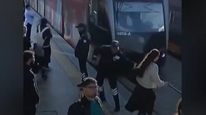 Τουρκία: Η στιγμή που φύλακας σώζει νεαρή κοπέλα πριν την χτυπήσει το τραμ