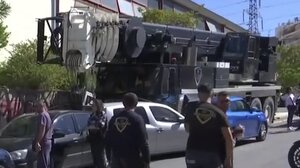 Κερατσίνι: Ανεξέλεγκτος γερανός έπεσε σε αυτοκίνητα σκορπίζοντας τον πανικό!