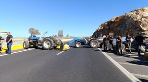 Κρήτη: Στους δρόμους και πάλι οι αγροτοκτηνοτρόφοι - Κλειστός ο ΒΟΑΚ στον Καρτερό