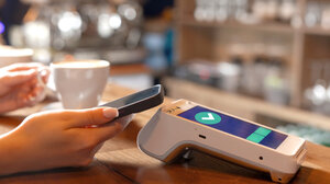 IRIS: Έρχεται αύξηση του ορίου μεταφοράς χρημάτων μεταξύ ιδιωτών στα 1.000 ευρώ