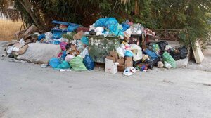 "Ξεχείλισαν" οι κάδοι σε γειτονιά στις Πατέλες