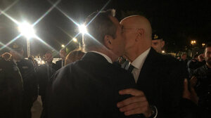 Τα φιλιά και ο διάλογος του Νίκου Δένδια με τον Πάνο Καμμένο στο Πεντάγωνο