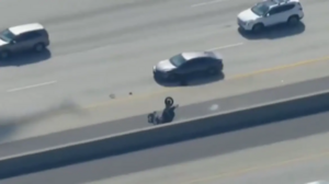 Καταδίωξη αλά Χόλιγουντ στις ΗΠΑ: Αστυνομικός εκτός υπηρεσίας πέταξε στον αέρα μηχανή 