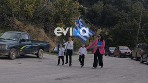 Βίντεο: Δύο μαθητές και μια δασκάλα έκαναν παρέλαση σε χωριό της Καρύστου