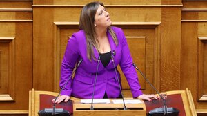 «Ασε μας κουκλίτσα μου»: Επεισόδιο στη Βουλή με Κωνσταντοπούλου, Καιρίδη και Δένδια