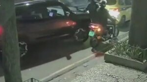 Βίντεο: Ληστεία κατέληξε σε παγίδα, οδηγός εγκλώβισε τους δράστες κάτω από το τζιπ της στη Βραζιλία