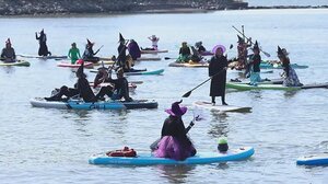 Μάγοι και μάγισσες διέσχισαν τον ποταμό Χάντσον με... κανό 