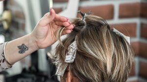 Τελικά τι ισχύει; Μπορείς να βάψεις τα μαλλιά σου ενώ είσαι έγκυος;