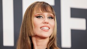 Η Μάιλι Σάιρους «επιστρέφει από τις στάχτες» με νέο τραγούδι για το Avatar