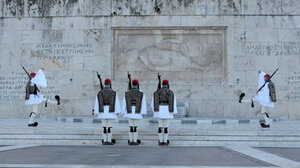 Το ΥΠΕΘΑ απαντά στον Δούκα: Δεν θα επιτρέψουμε την υποβάθμιση του Μνημείου του Άγνωστου Στρατιώτη