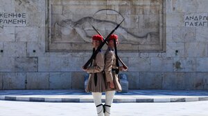 Στην εφαρμογή της τροπολογίας στρέφεται το Μαξίμου μετά τις αναταράξεις για τον Άγνωστο Στρατιώτη και το καρφί Άδωνι σε Δένδια