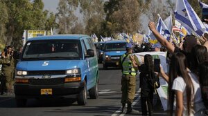 Απελευθερώθηκαν και οι 20 όμηροι: Η στιγμή που μπαίνουν σε ισραηλινό έδαφος (βίντεο)