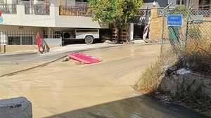 Έσκαψαν για οπτικές ίνες, έσπασαν σωλήνες νερού και γέμισε λάσπες ο δρόμος