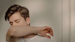 Οι 8 καλύτερες φυσικές θεραπείες για τον βήχα