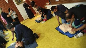 Εκπαίδευση ζωής στο Αρκαλοχώρι: Πολίτες ενημερώθηκαν και εξετάστηκαν δωρεάν σε δράση Πρώτων Βοηθειών