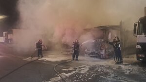 Μεγάλη κινητοποίηση της Πυροσβεστικής για τη φωτιά στο λιμάνι του Ηρακλείου