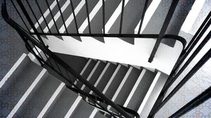 Έπεσε από τη σκάλα της πολυκατοικίας και νοσηλεύεται στην Εντατική