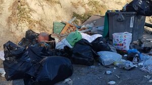 "Φράκαραν" οι κάδοι από τα σκουπίδια, τα πέταξαν παντού