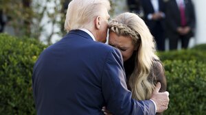 Ο Τραμπ παρασημοφόρησε τον δολοφονημένο Κερκ και τον σύγκρινε με τον ... Σωκράτη