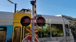 Πάτρα: Μπάρες τρένου δεν μπορούσαν να κατέβουν λόγω παρκαρισμένου οχήματος