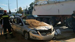 Φορτηγό «έλιωσε» αυτοκίνητο στη Βάρη: Ανετράπη και το καταπλάκωσε