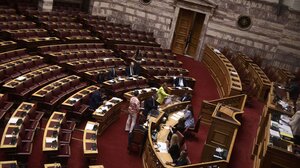 Αυτόματη διακοπή μικροφώνου στη Βουλή - Νέοι κανόνες για τον χρόνο ομιλίας από Νοέμβριο