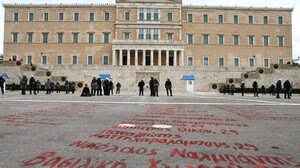 «Τέλος στα γκράφιτι στον Άγνωστο Στρατιώτη» - «Θα κάνουμε όλοι απεργία πείνας»: Η τροπολογία προκαλεί νέες αντιδράσεις