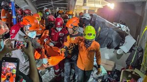 Ινδονησία: 59 άνθρωποι παραμένουν εγκλωβισμένοι στα ερείπια οικοτροφείου που κατέρρευσε