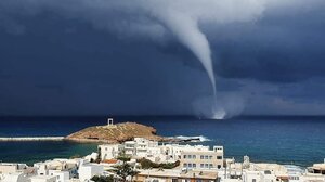 Εντυπωσιακός υδροστρόβιλος «ταξίδεψε» πάνω από τη θάλασσα της Νάξου