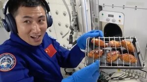 Κινέζοι αστροναύτες κατάφεραν να κάνουν το πρώτο μπάρμπεκιου σε διαστημικό σταθμό
