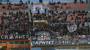 Τέμπη: Το κοινό σύνθημα των οπαδών τoυ ΟΦΗ και της ΑΕΚ για τα 57 θύματα της τραγωδίας