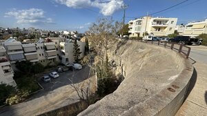 Επικίνδυνος γκρεμός δίπλα σε Δημοτικό σχολείο μέσα στο Ηράκλειο: Σε κίνδυνο καθημερινά τα παιδιά