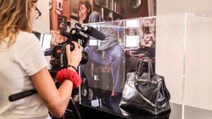 Ιαπωνία: Η πρωτότυπη τσάντα Birkin παρουσιάστηκε έπειτα από την αγορά της στην τιμή-ρεκόρ των 8,6 εκατ. ευρώ