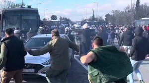 Λάρισα: Ένταση και χημικά στα αγροτικά μπλόκα - Σήκωσαν στα χέρια οχήματα της Αστυνομίας