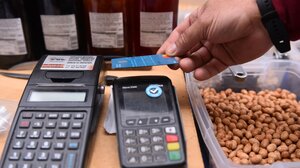 Το χαρτόσημο έφυγε το ψηφιακό τέλος ήρθε: Σε ποιες συναλλαγές επιβάλλεται – Αναλυτική εγκύκλιος της ΑΑΔΕ