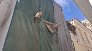 Επικίνδυνο μπαλκόνι «κρέμεται» πάνω από τα κεφάλια πεζών στο κέντρο του Ηρακλείου (video)