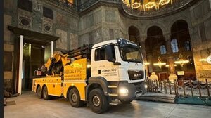 Πρωτοφανείς εικόνες στην Αγιά Σοφιά: Εργασίες συντήρησης με βαριά φορτηγά μέσα στον ναό
