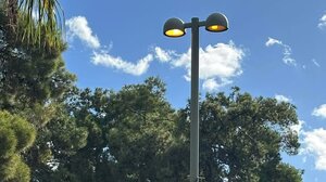 Μέρα-νύχτα συνεχίζουν να ανάβουν τα φώτα έξω από το Βενιζέλειο