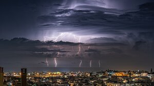 Ηράκλειο: Αστραπές “σκίζουν” και φωτίζουν τον ουρανό – Εντυπωσιακές φωτογραφίες