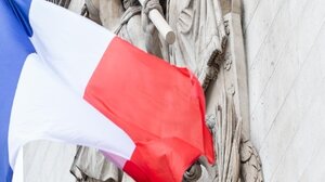 Le Monde: Απροσδόκητη δημοσιονομική «ανάσα» για τη Γαλλία από την πρόωρη αποπληρωμή ελληνικού δανείου